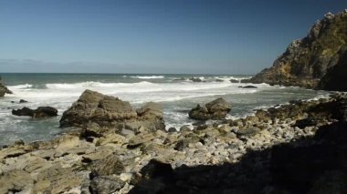 Atlantik Okyanusu kıyısında granit kayalar ve deniz kayalıklarla, Portekiz.