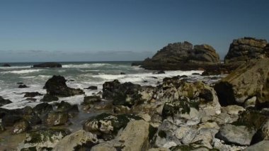 Atlantik Okyanusu kıyısında granit kayalar ve deniz kayalıklarla, Portekiz.