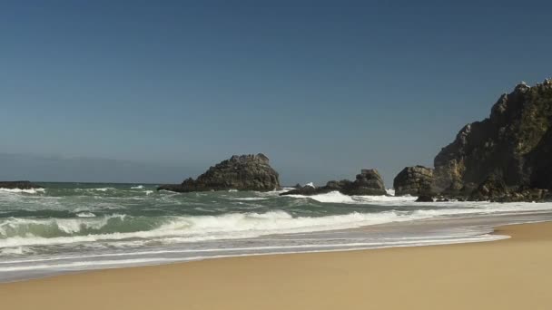 Granitfelsen und Klippen an der Atlantikküste, Portugal. — Stockvideo