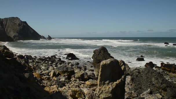 Oceano Atlântico pedras de granito e falésias marinhas, Portugal . — Vídeo de Stock