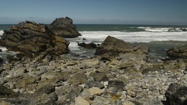 Vue Détaillée Littoral Volcanique Avec Hautes Falaises Des Vagues Brisant — Video