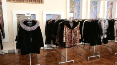 Lüks giysiler ve kürk bir perakende moda mağazası.