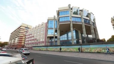 Stavropol, Rusya - Ekim 2017: Stavropol merkezi sokak akşam.