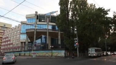 Stavropol, Rusya - Ekim 2017: Stavropol merkezi sokak akşam.