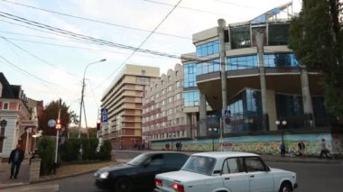 Stavropol, Rusya - Ekim 2017: Stavropol merkezi sokak akşam.