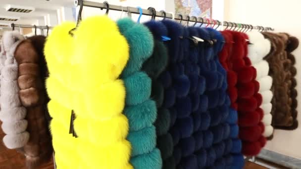 Luxuskleidung und Pelze in einem Modegeschäft. — Stockvideo