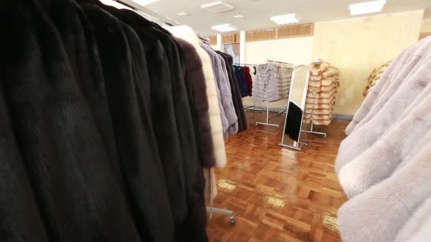 Ropa de lujo y pieles en una tienda de moda minorista . — Vídeos de Stock