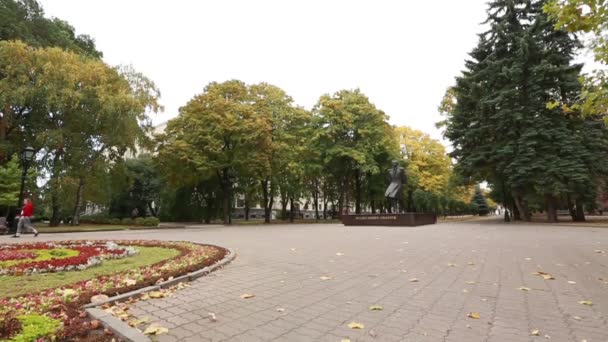 Stavropol, Rusia - Octubre 2017: Estatua Mikhail Yurjevich Lermontov . — Vídeos de Stock