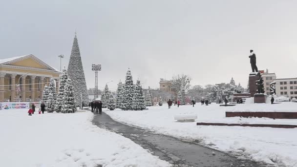 Stavropol, Rusia - diciembre 2017: las calles centrales de Stavropol en invierno. Plaza Lenin . — Vídeos de Stock