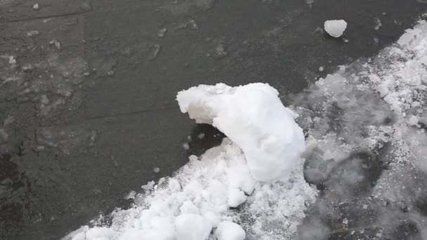 Foule anonyme de personnes marchant en hiver — Video