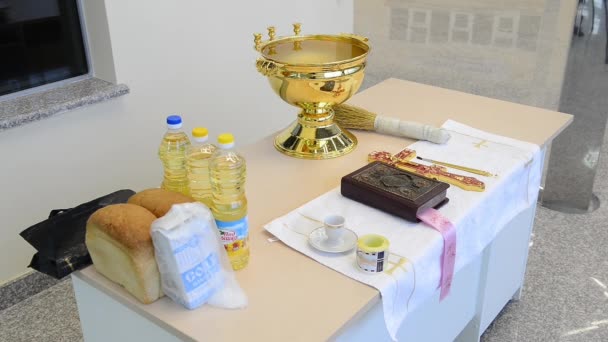 Atributos de la Iglesia para la ceremonia de consagración. Atributos del sacerdote . — Vídeos de Stock