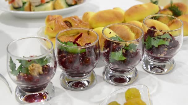 Mesa con comida y vasos de jugo — Vídeos de Stock