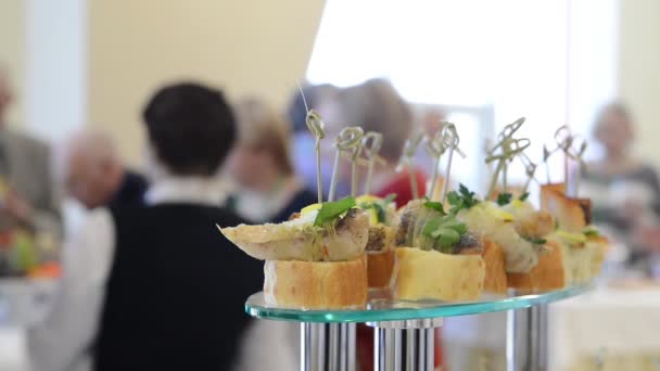 Стол с едой и стаканами сока — стоковое видео
