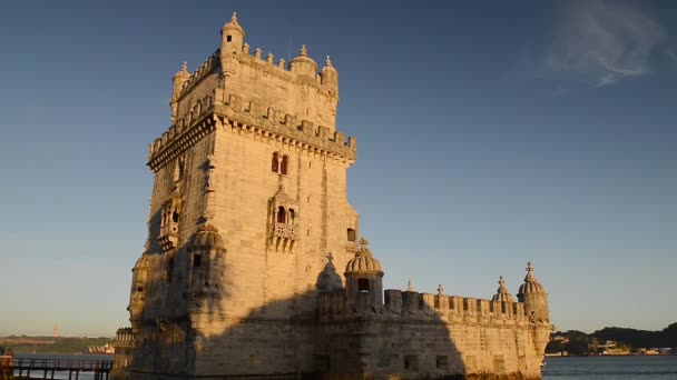 Lisabon, Portugalsko. Belem věž Torre de Belém je opevněná věž u ústí řeky Tajo. — Stock video