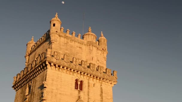 Lissabon, Portugal. Belém-tornet Torre de Belém är ett befäst torn ligger vid mynningen av floden Tejo. — Stockvideo