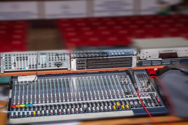 Ses teknisyeni ve ışıklar teknisyenleri gece kulübü müzik gösterisinde denetler. Profesyonel ses, ışık Mikser denetleyicisi panel. Konser için Pro ekipmanları. Sahne aydınlatma kontrolü