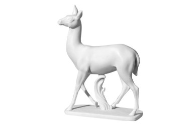 Beyaz arka planda klasik beyaz mermer bir geyik heykeli.