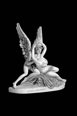 Bir melek ve siyah bir zemin üzerine bir adamın klasik mermer heykelciği