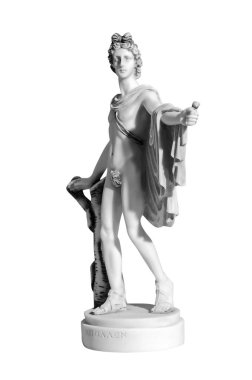 Beyaz arka planda klasik mermer bir adam heykeli.