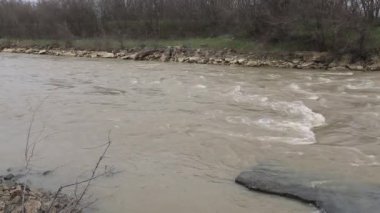 Fırtınalı bahar Nehri ile manzara