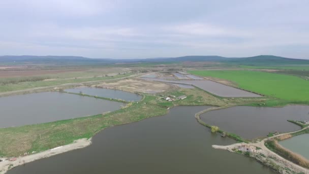 เที่ยวบินเหนือทะเลสาบที่สวยงาม รัสเซีย . — วีดีโอสต็อก