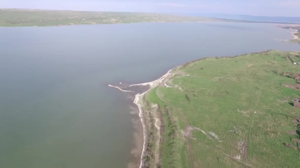 Un vuelo sobre un hermoso lago. Rusia . — Vídeo de stock