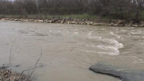 Paysage avec une rivière de source orageuse — Video