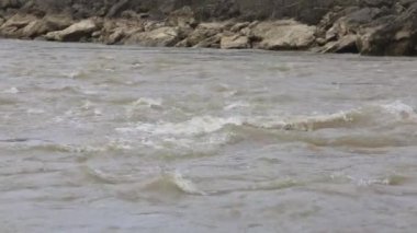 Fırtınalı bahar Nehri yakın çekim, Rusya Federasyonu.