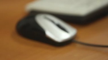 Genç işkadını ofis masası, evrak ve bilgisayar çalışma