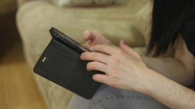 bir akıllı telefon kullanan kadın