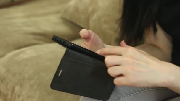 Mujer usando un teléfono inteligente — Vídeos de Stock