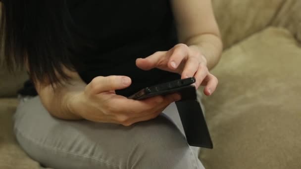 Mujer usando un teléfono inteligente — Vídeo de stock