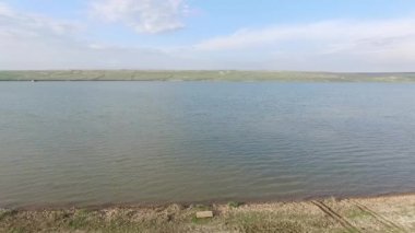 Güzel bir göl üzerinde bir uçuş. Rusya.