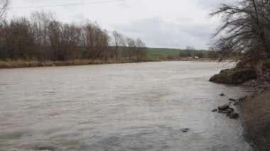 Fırtınalı bahar Nehri ile manzara