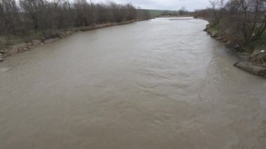 Fırtınalı bahar Nehri ile manzara