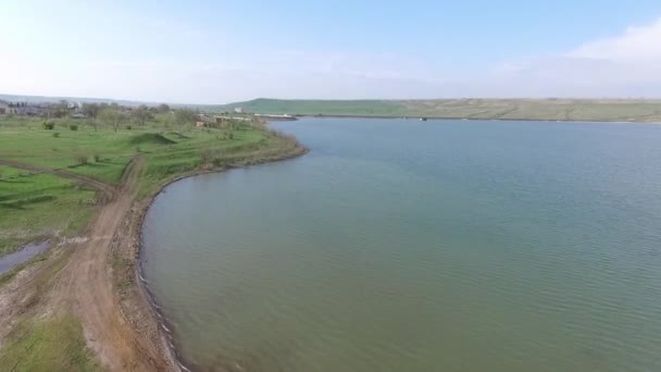 아름 다운 호수 이상의 비행입니다. 러시아. — 비디오