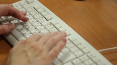 Genç işkadını ofis masası, evrak ve bilgisayar çalışma