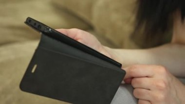 bir akıllı telefon kullanan kadın