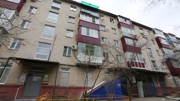 Фасад советского пятиэтажного здания — стоковое видео