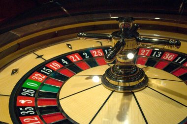 Golden Casino rulet, poker oyunu, zar oyunu, poker fişleri bir oyun tablo.