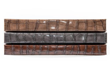 Üç deri fotoğraf kitabı beyaz izole artalanları yığını