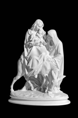 Klasik mermer heykelciği siyah bir arka plan üzerine bir bebek İsa ile dini bir sahnenin