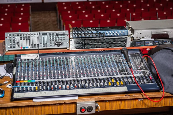 Звукооператоры Светотехники Контролируют Музыкальное Шоу Ночном Клубе Профессиональные Аудио Светодиодные — стоковое фото