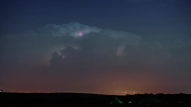 Nuvens trovoadas à noite com relâmpagos — Vídeo de Stock