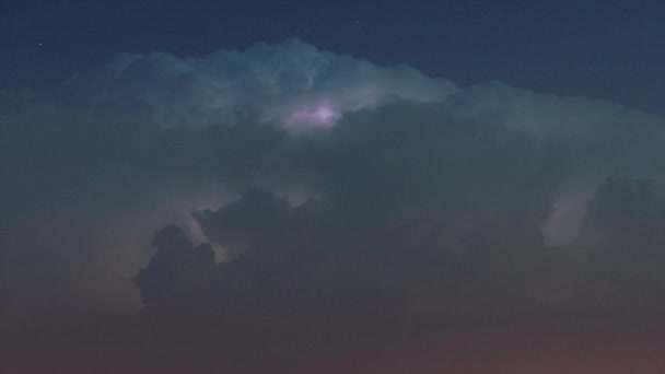 Хмари грози вночі з блискавкою — стокове відео