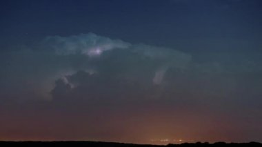 Yıldırım ile gece fırtına bulutları