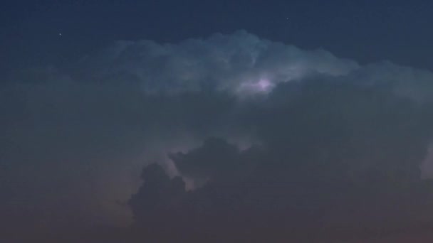 Tordenskyer om natten med lyn – stockvideo