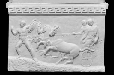 Siyah arka planda antika sahnesi olan klasik mermer levha.