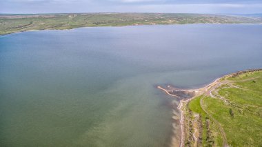 Havadan görünümü. Güzel bir göl üzerinde bir uçuş. Rusya.