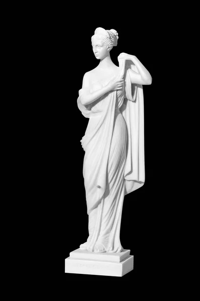 黒の背景に裸の女性の古典的な白い大理石の像 — ストック写真